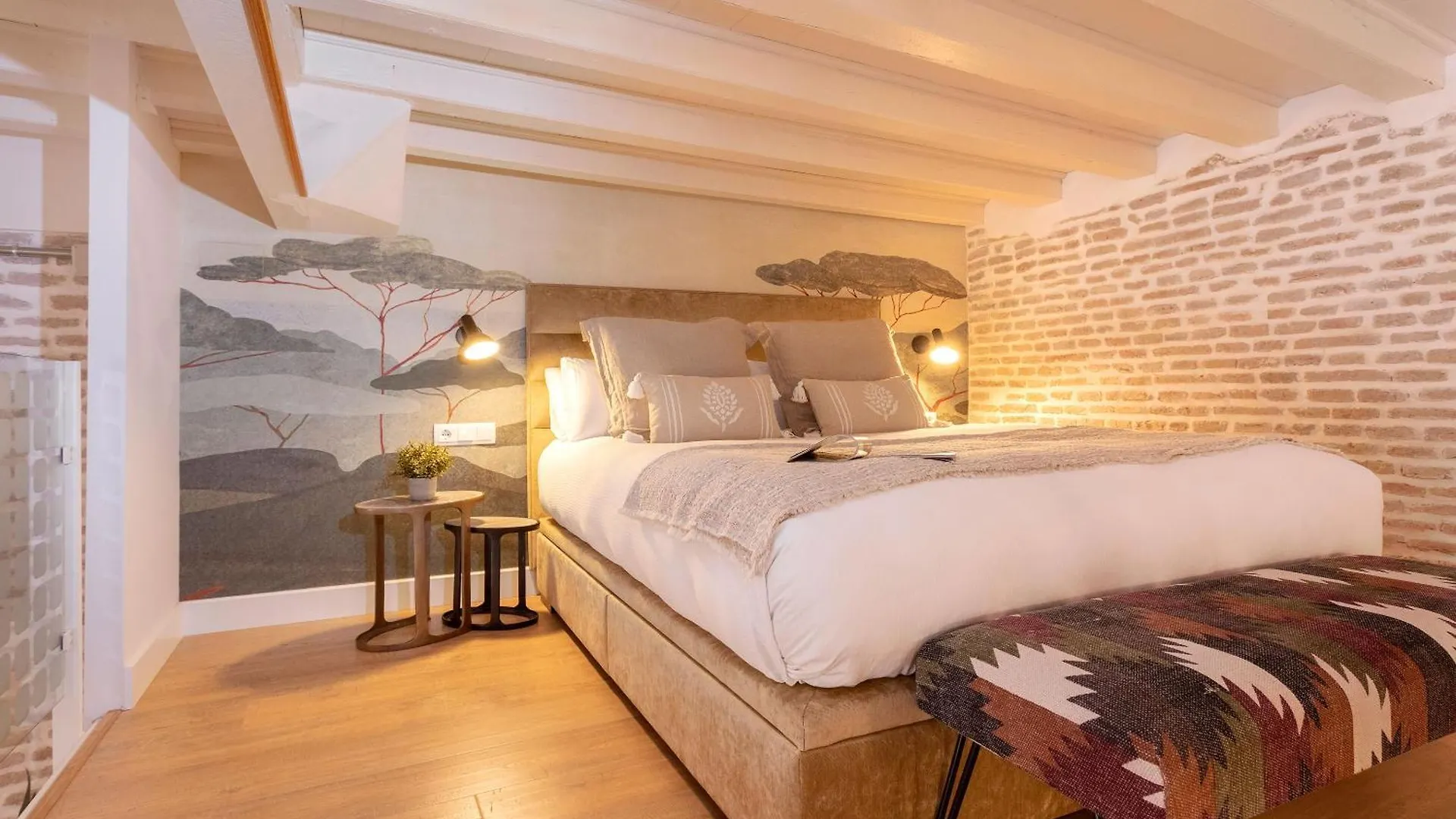 Genteel Home Santas Patronas Seville Apartment
